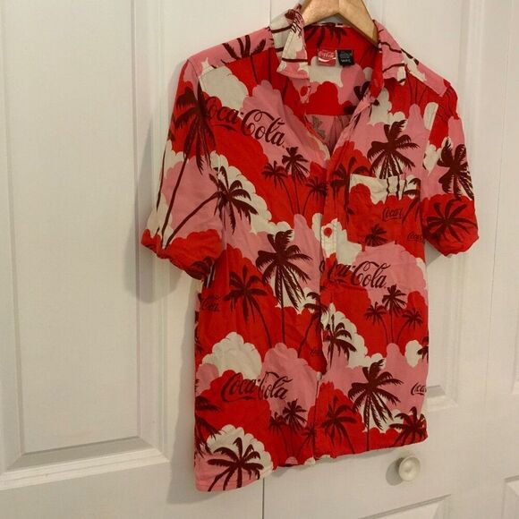 Coca-Cola Women’s Hawaiian Red Pink Button-Up Collared Short Sleeve Rayon Shirt - Picture 4 of 10